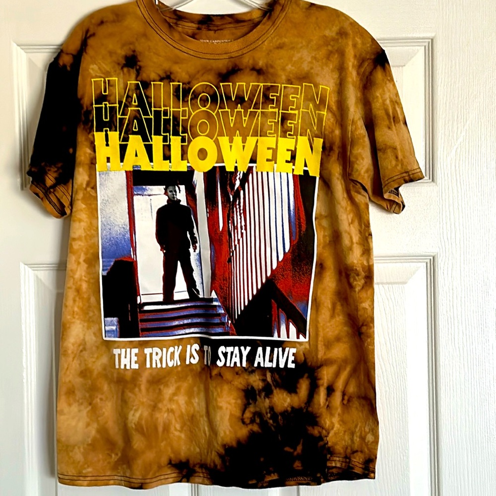 John Carpenter’s Halloween Michael Myers tan and black tie dye M tee shirt
